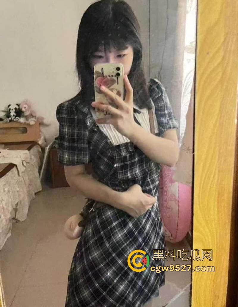 湘潭大学清纯眼镜学生妹【李亿】和男友玩性爱游戏拍淫片，淫姿骚态犹如服食春药，全程露脸反差至极！-1