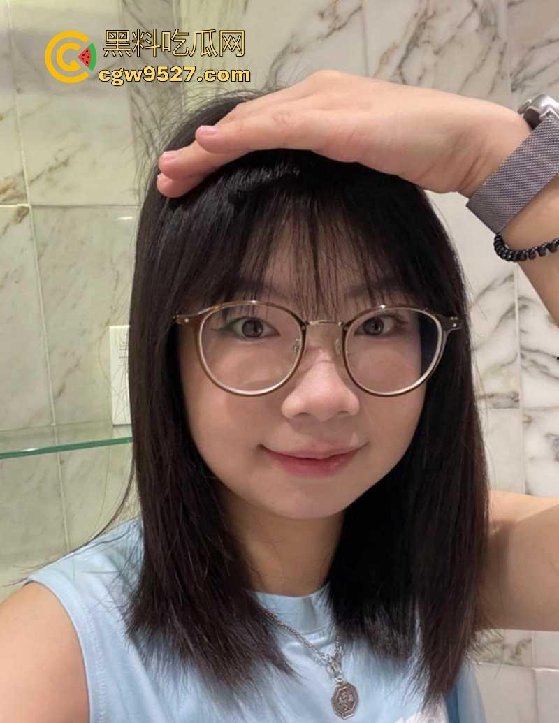 湘潭大学清纯眼镜学生妹【李亿】和男友玩性爱游戏拍淫片，淫姿骚态犹如服食春药，全程露脸反差至极！-2