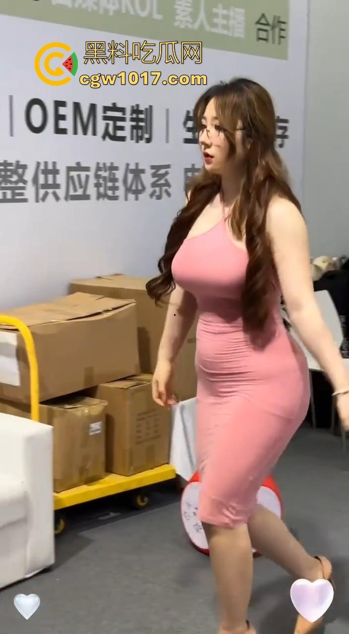 广州成人展惊现顶级BBW模特，极品微胖身材，G杯大奶配上蜜桃肥臀，那欲望眼神，无法想象这骚逼在床上是有多骚啊！-3