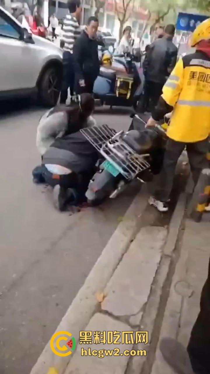 嚣张自有天收！成都龙泉驿开车男路怒 推搡辱骂外卖员被一招封喉-2