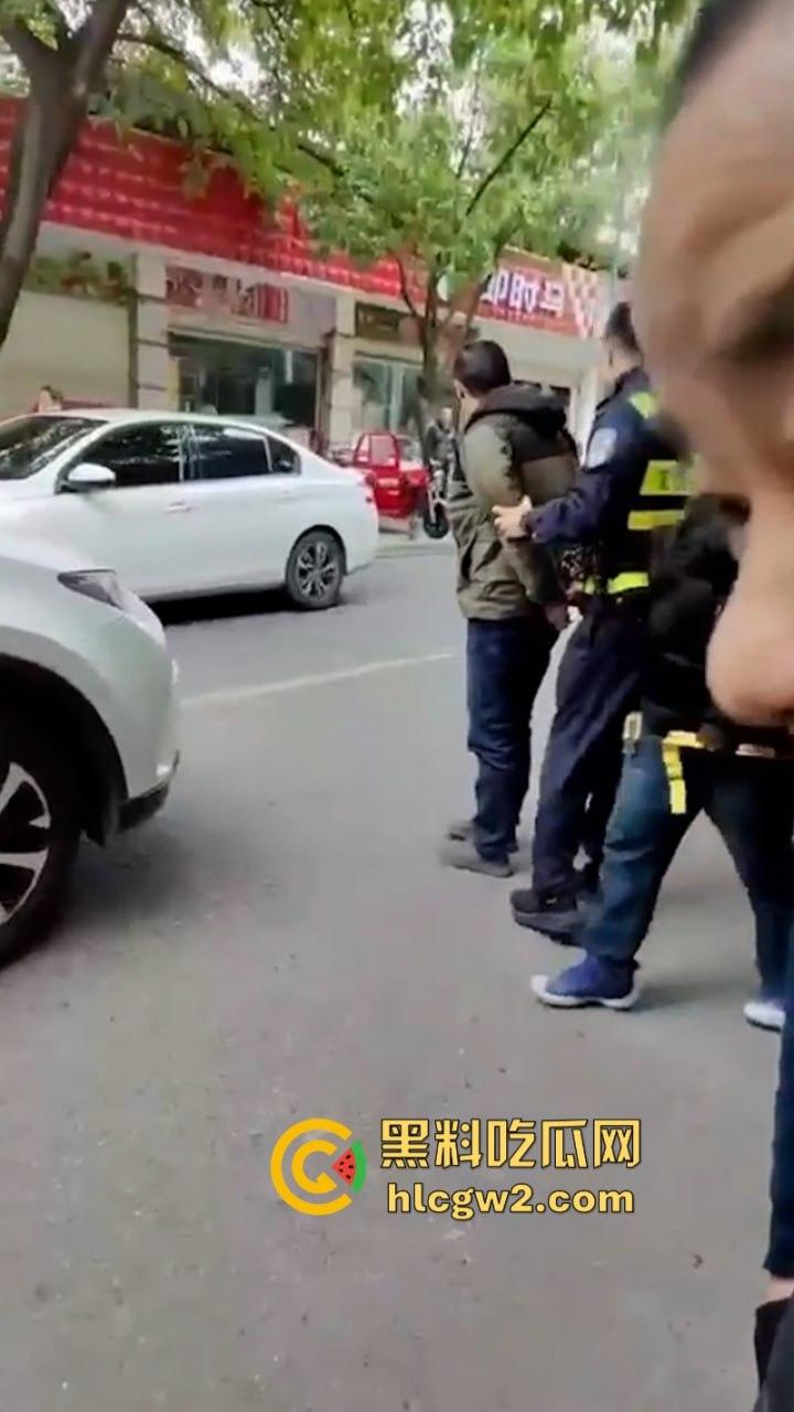嚣张自有天收！成都龙泉驿开车男路怒 推搡辱骂外卖员被一招封喉-3