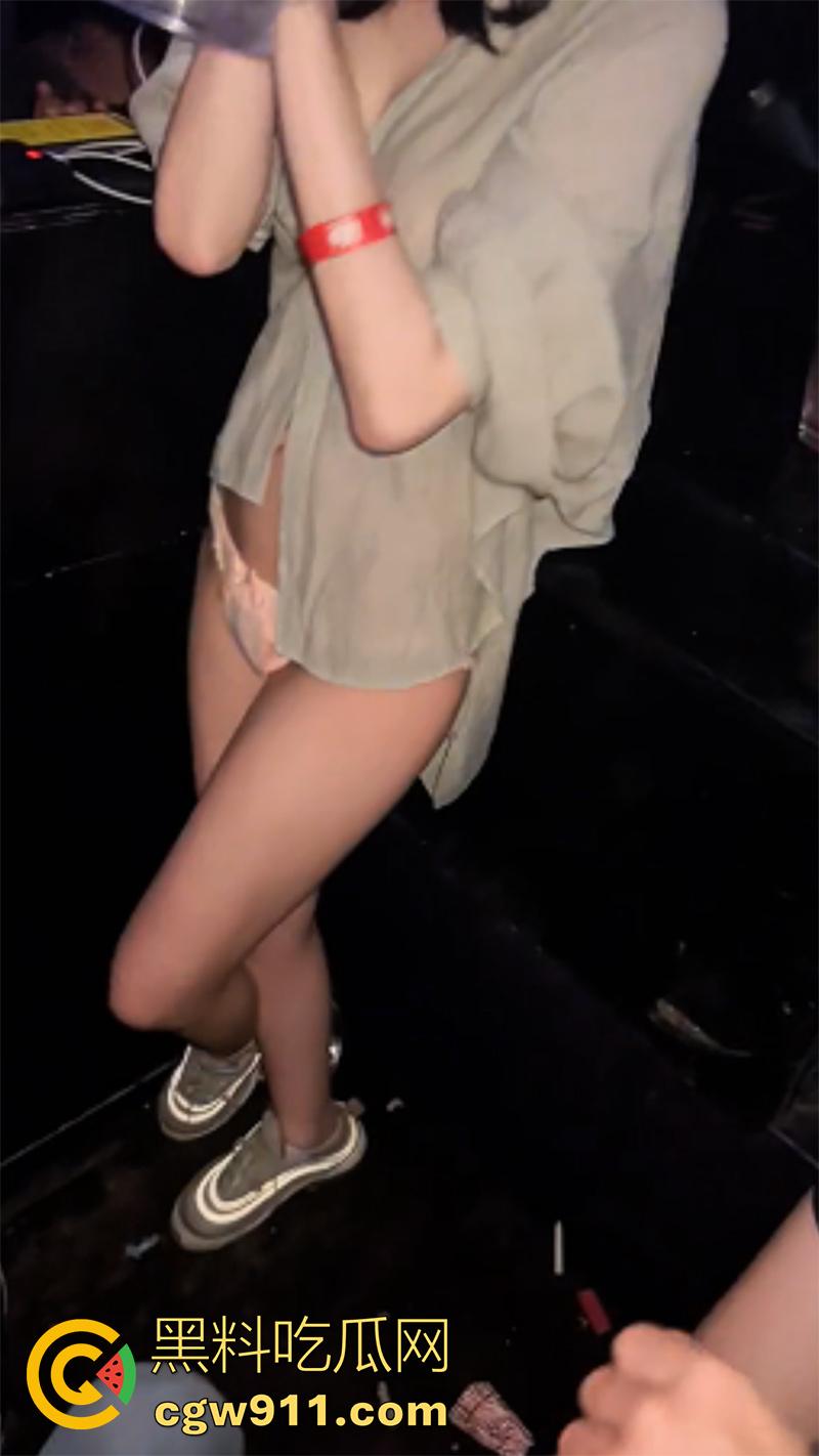 体验富人的夜生活合集，夜店酒吧点美女互动，玩开心后再带到酒店，换上诱人情趣尽情纵欲，这生活太让人羡慕了！-6