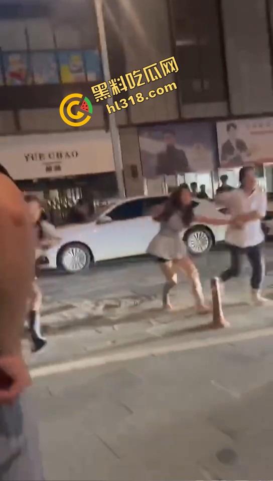 汕头精神小妹当街和妈撕逼，朋友拱火嗨到爆，这种女儿留家干嘛？直接送窑子体验社会！-5
