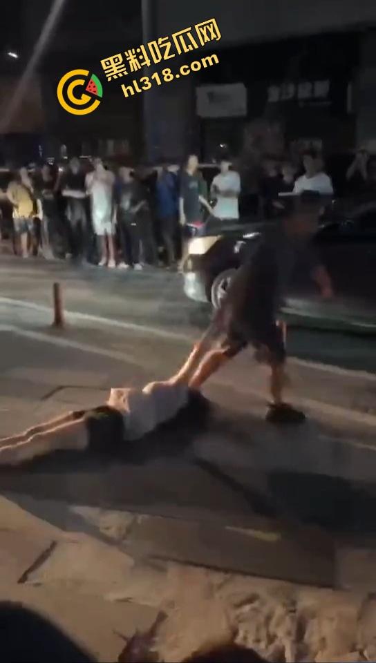 汕头精神小妹当街和妈撕逼，朋友拱火嗨到爆，这种女儿留家干嘛？直接送窑子体验社会！-12