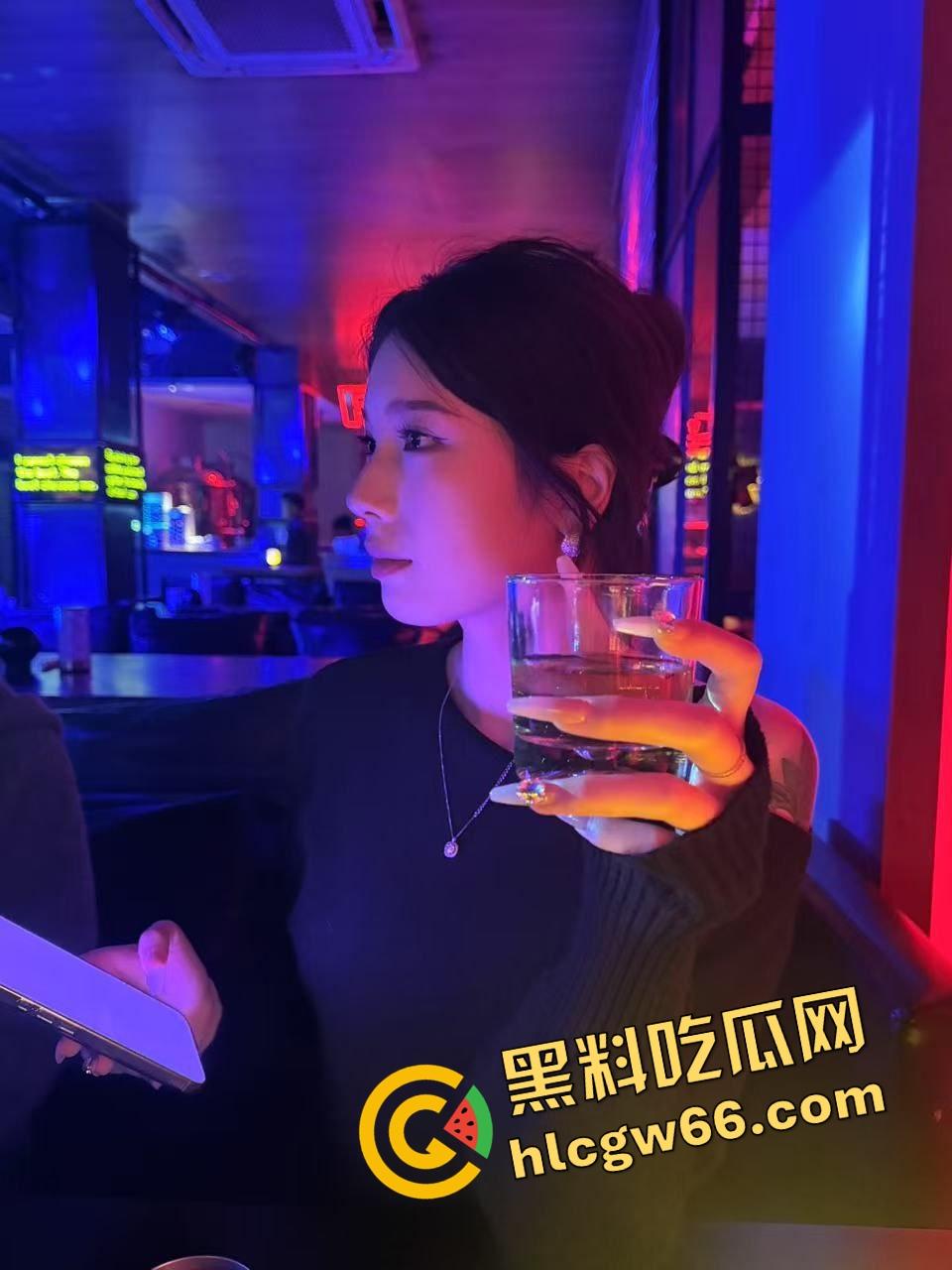 后入神器不是姿势，是肛塞！肛塞就是女友的钻石耳钉，后入角度一看骚得优雅，真他妈赏心悦目！-8