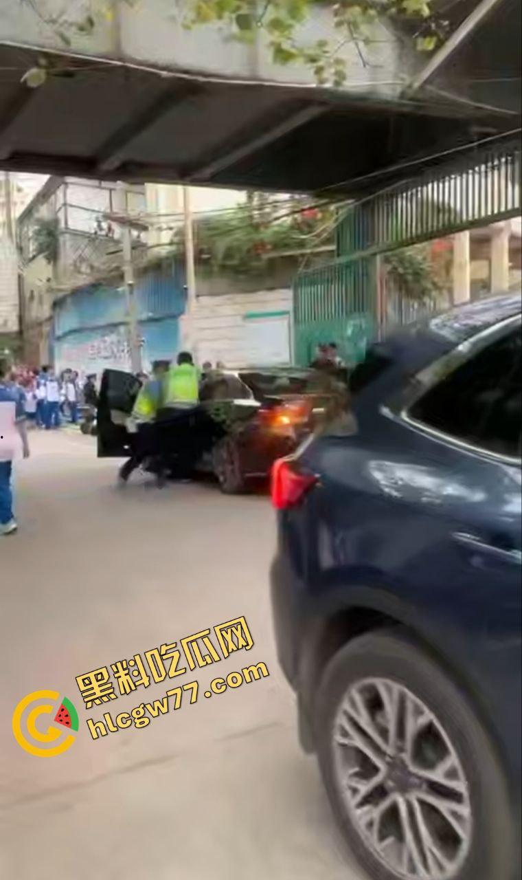 钦州实验学校门口血腥屠杀！无牌车女魔头撞死一堆学生，现实GTA5刀光剑影！-2