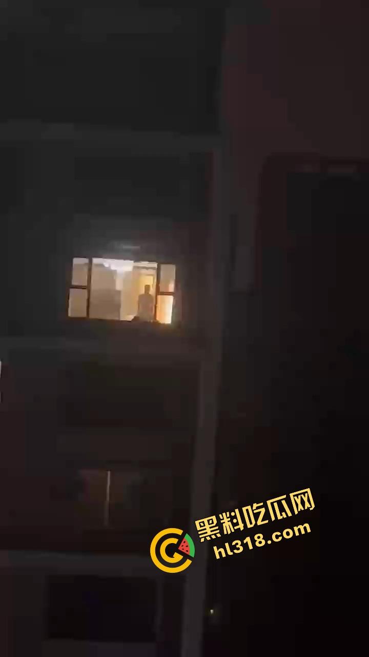 夜深人静窗前爆操不拉窗帘，灯火通明全楼观影，隔壁妹子都看傻了，就喜欢你们这种不避嫌的刺激感！-7