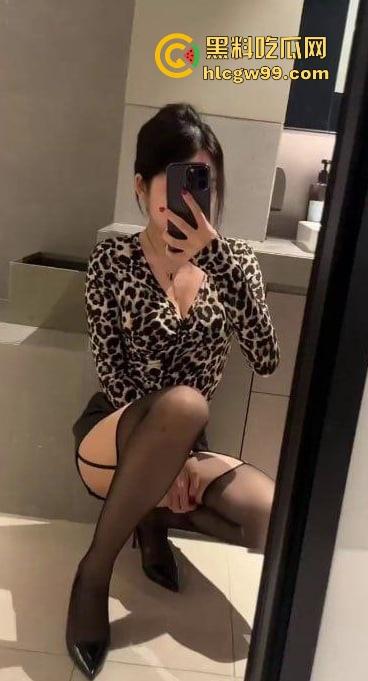 邻家人妻『赵爱萍』被调教成主人的母狗，3分钟绿帽老公玩腻了，被操得浪叫快喷了还给儿子打电话！-1