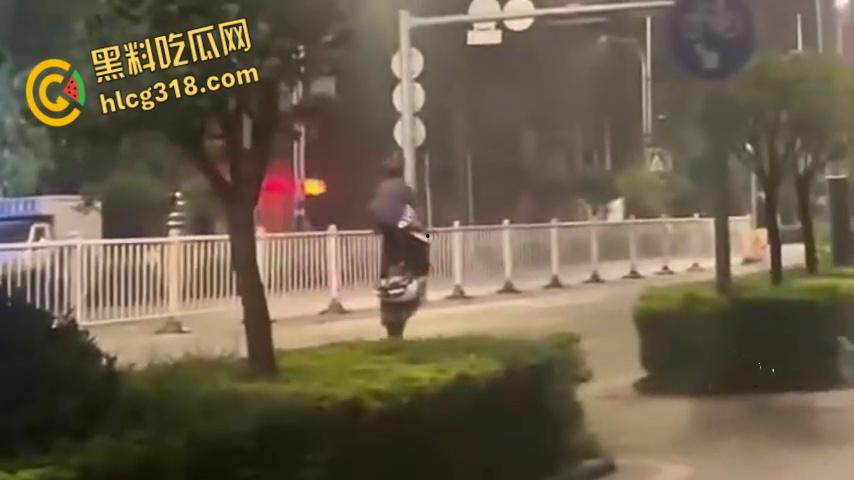 广西河池精神小伙又出事，鬼火少年翘头耍帅酿悲剧，小车烂成渣白布一盖直接重开！-4