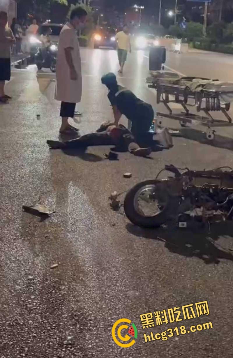 广西河池精神小伙又出事，鬼火少年翘头耍帅酿悲剧，小车烂成渣白布一盖直接重开！-6