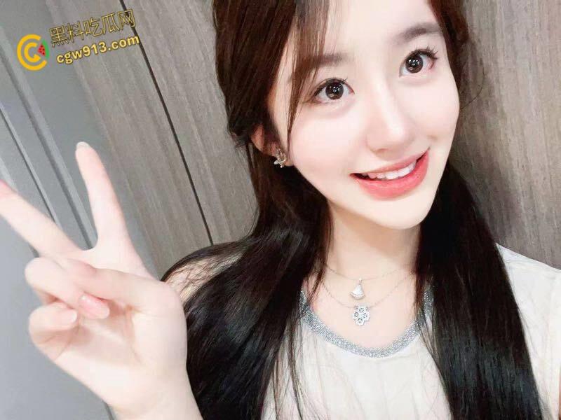 帮烟瘾哥哥买烟，饥渴妹妹主动口交，呻吟甜美干的妹妹白浆直流，快射了主动含屌口爆吞精  ！-2