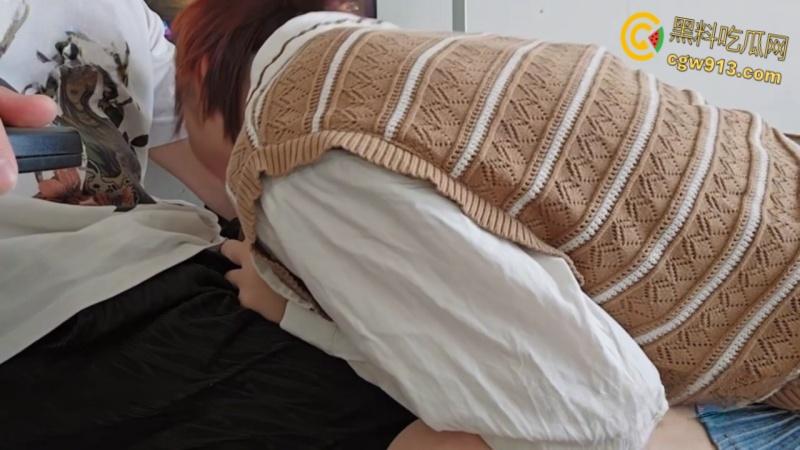 帮烟瘾哥哥买烟，饥渴妹妹主动口交，呻吟甜美干的妹妹白浆直流，快射了主动含屌口爆吞精  ！-7