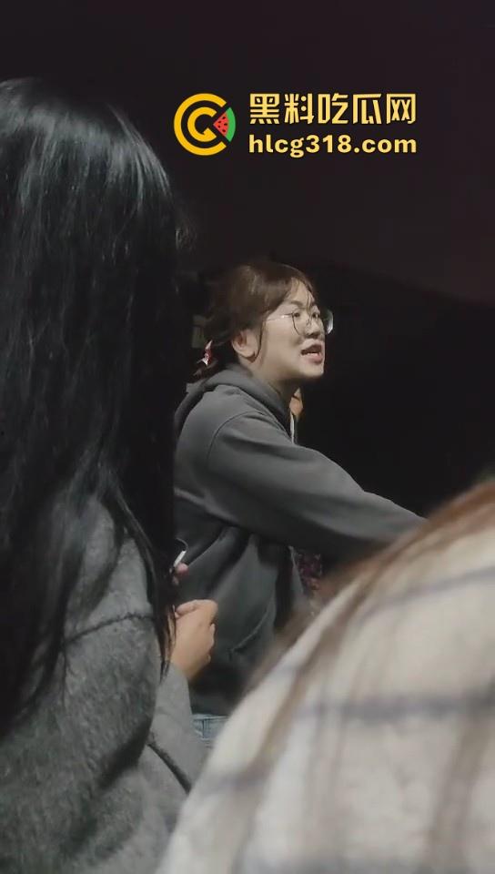 淮北师范生物工程系【祁鹿闻】 男扮女装进女澡堂偷拍被捉，据理力争还死不承认。-1