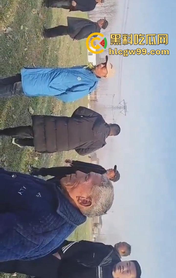 江苏五十多岁硬汉提着菜刀杀猪刀街头干架 现实版老炮儿 人狠话不多 上去就开砍！-5