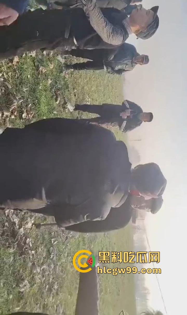 江苏五十多岁硬汉提着菜刀杀猪刀街头干架 现实版老炮儿 人狠话不多 上去就开砍！-7