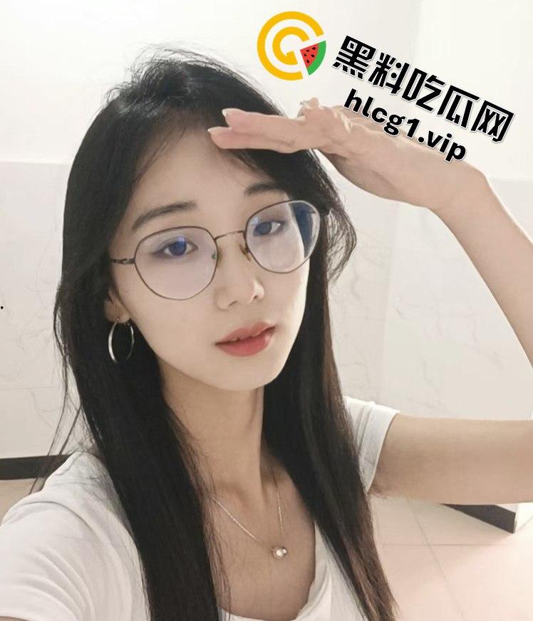 清纯妹子的火辣反差！湖北科技学院崔西梅酒店大战，眼镜一秒变母狗！-4
