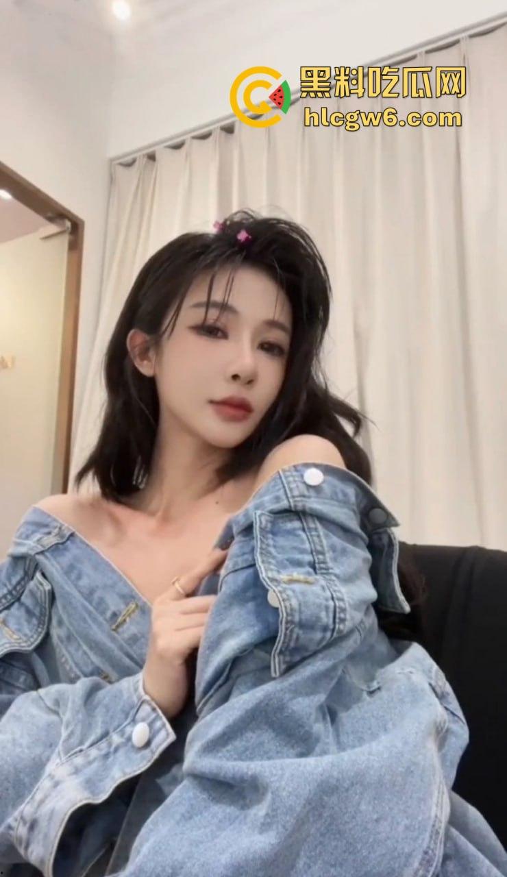 广州街头露出新手小情侣上线 老婆真空包臀裙黑丝高跟出街，老公偷偷带摄影师全程跟拍，回家看片直接湿到脚！-9