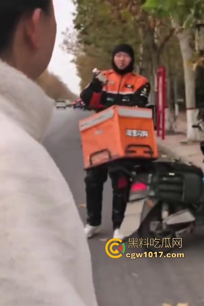 老八婆偷外卖被抓现行，语出惊人耍赖对着镜头吼“外卖小哥看上我了，相中我B贵不贵”，外卖小哥带着面罩都觉得羞耻！-5