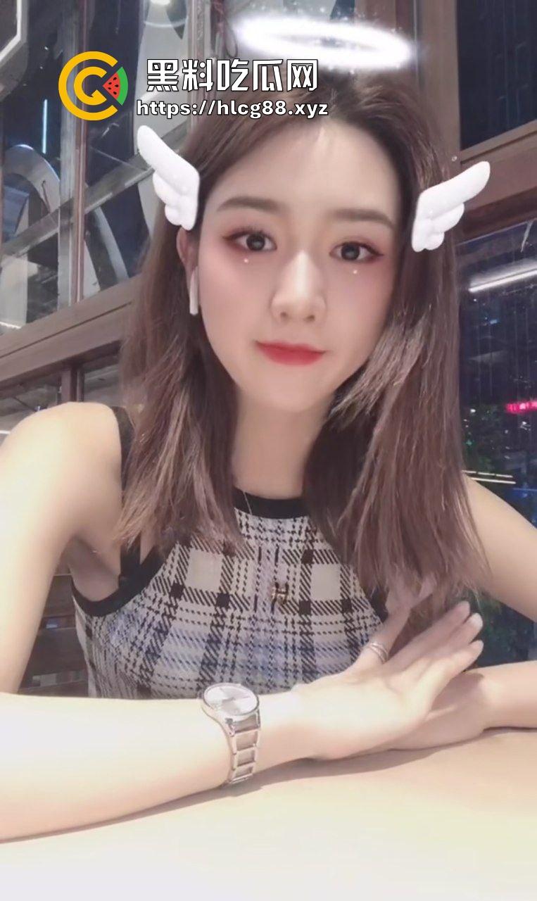 抖音御姐型少妇骚鸡【嘻嘻邓】都结婚带娃了还不忘老本行，30万粉丝背后竟是鸡婆榨精机器！-3