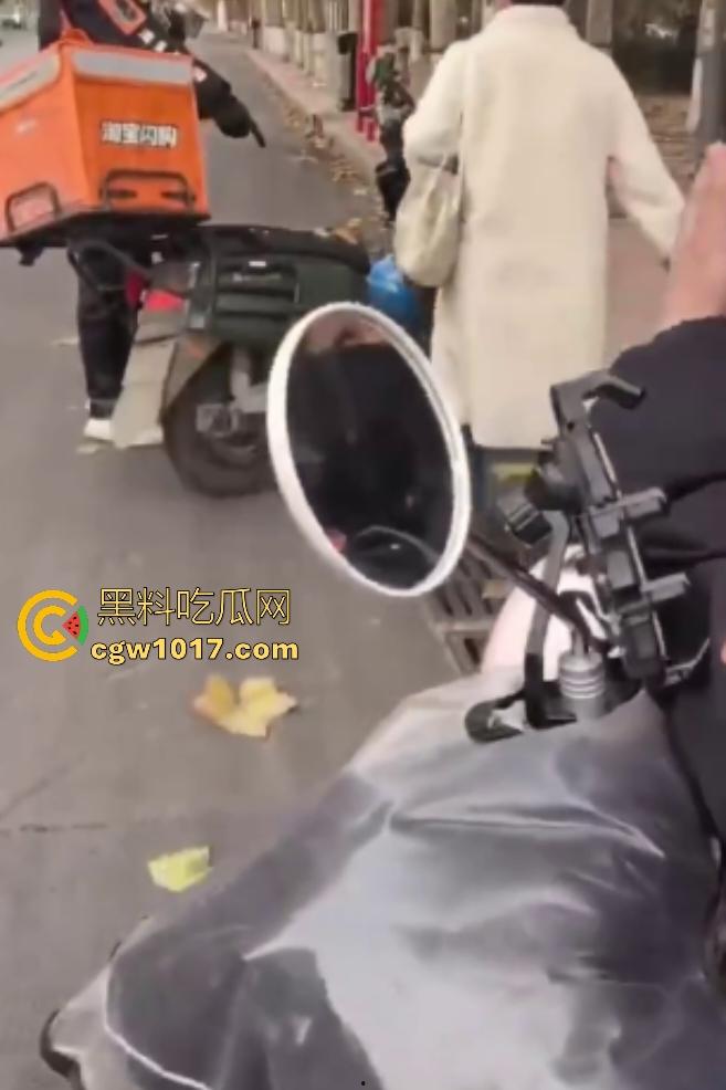 老八婆偷外卖被抓现行，语出惊人耍赖对着镜头吼“外卖小哥看上我了，相中我B贵不贵”，外卖小哥带着面罩都觉得羞耻！-7