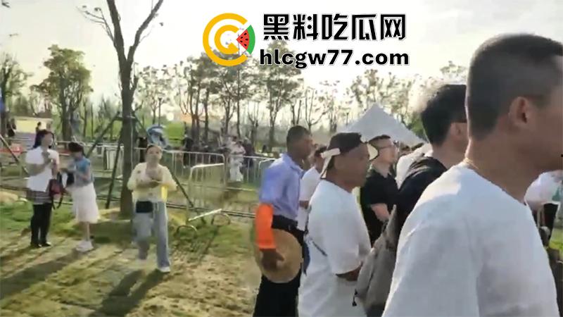 熊孩子惹大祸了,小型直升机降落,熊孩子弹弓射到机尾旋桨,导致机身不稳当场坠毁!-6
