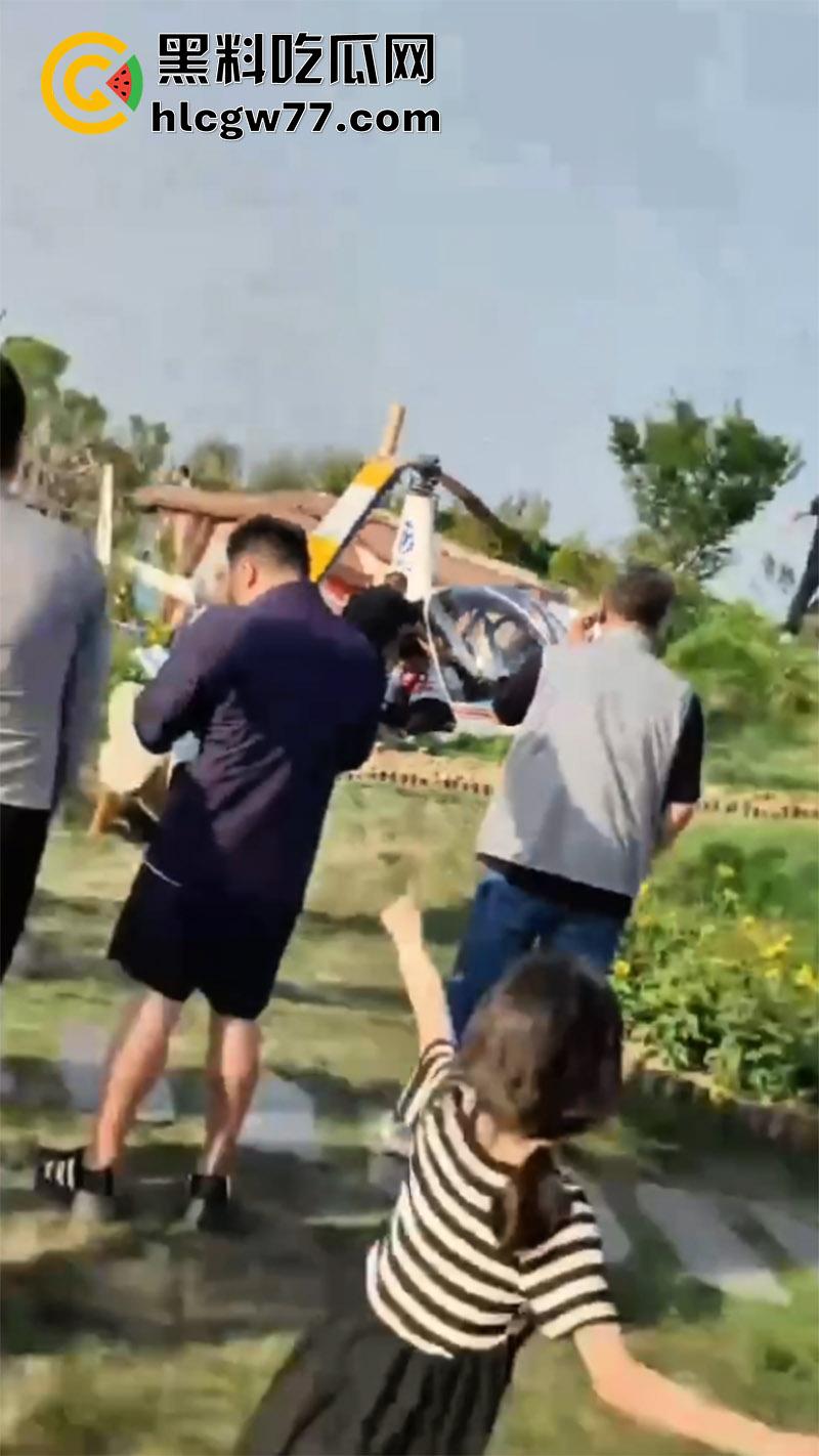 熊孩子惹大祸了,小型直升机降落,熊孩子弹弓射到机尾旋桨,导致机身不稳当场坠毁!-7