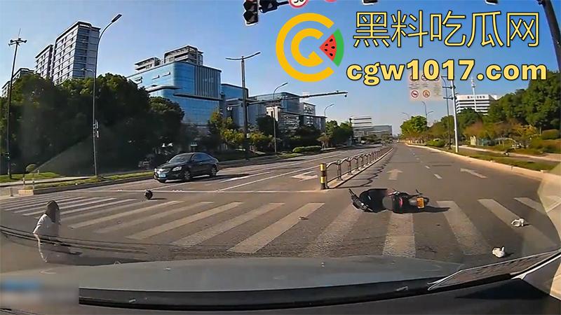 看个车祸竟然起反应了！极品长腿美女被撞飞，性感美腿展露无遗，美腿修长白嫩，这姿势也太优雅了！-5