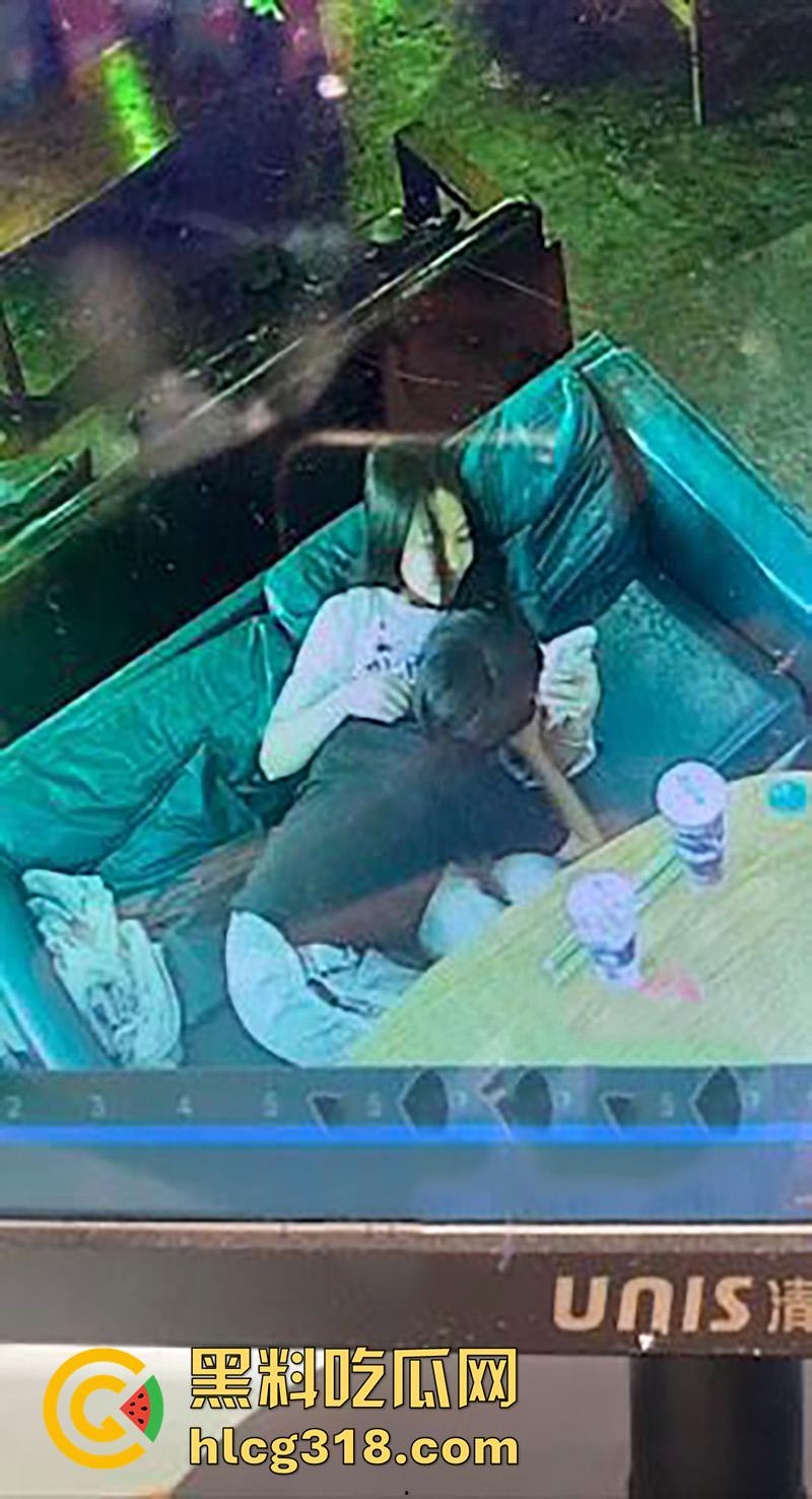 奶茶店偷情玩的就是刺激!广西玉林仙尼奶茶店,高冷校花女神【孙晓慧】,竟给陌生男子口交被曝光!-5