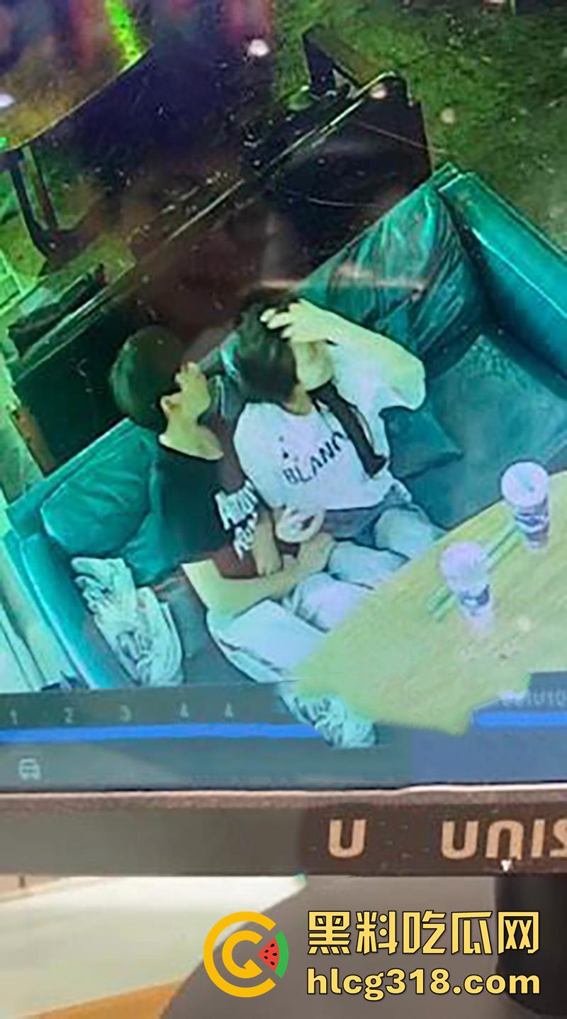 奶茶店偷情玩的就是刺激!广西玉林仙尼奶茶店,高冷校花女神【孙晓慧】,竟给陌生男子口交被曝光!-9