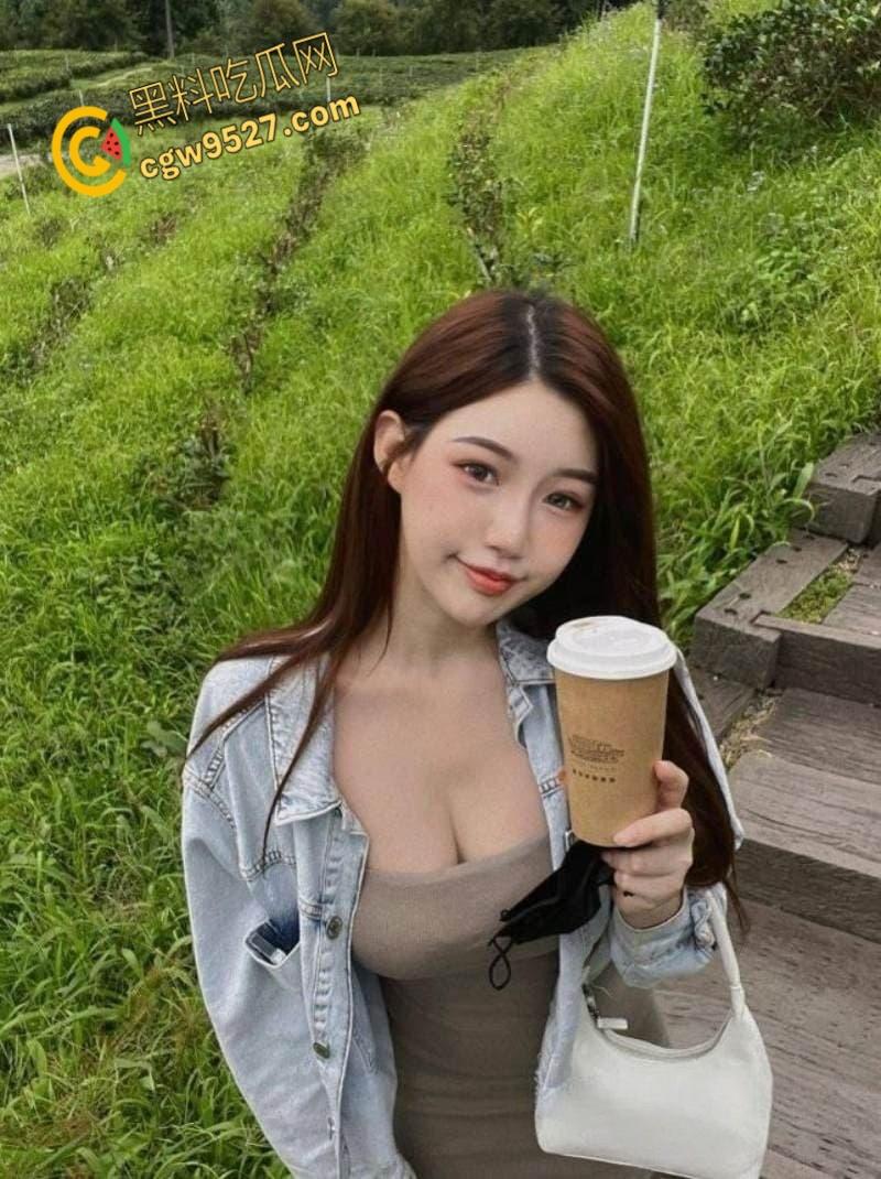 极品嫩妹【童雅乐】害羞了不给拍，但是主动撩骚摸屌可不是这样的，挡脸口交超刺激，越害羞就越兴奋 ！-3