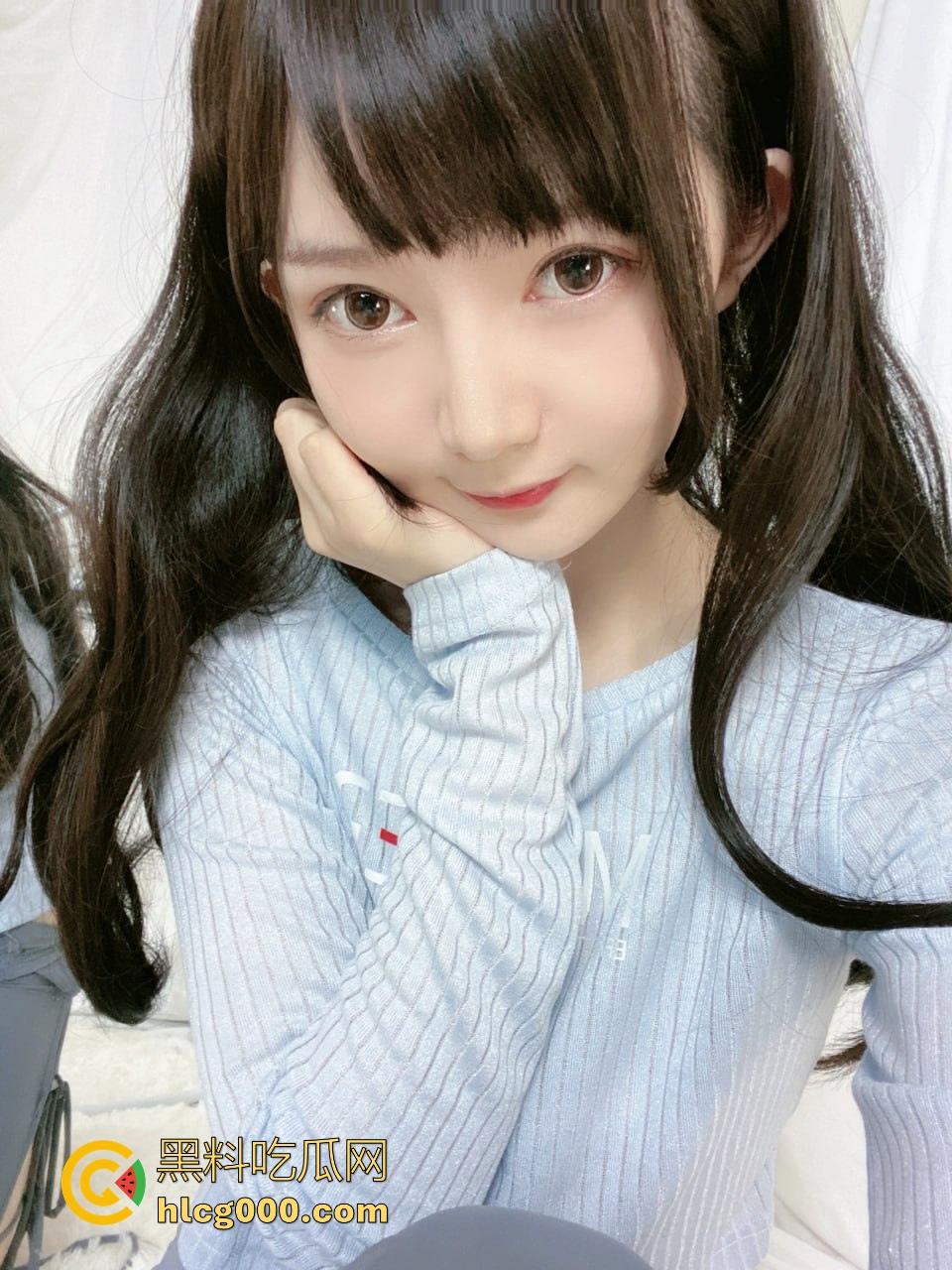 还得是黄毛呀!深夜带女友看电影,边看电影边吸奶,肆无忌惮地吸吮乳头,这女的身材真不错!-1