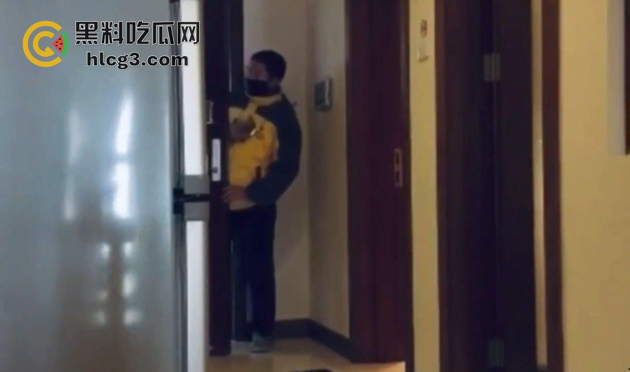 外卖小哥送餐被吃鸡！发情母狗强行诱惑，脱裤瞬间问‘有没有人’险酿仙人跳！-8