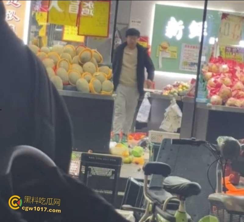 杭州乔司街道水果店,男子因老板拖欠数月工资,生活彻底陷入绝境,压力爆发打砸水果店混乱!-1