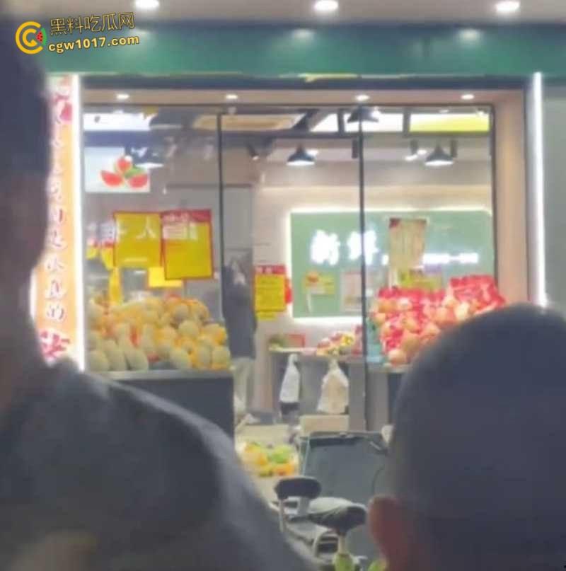 杭州乔司街道水果店,男子因老板拖欠数月工资,生活彻底陷入绝境,压力爆发打砸水果店混乱!-2