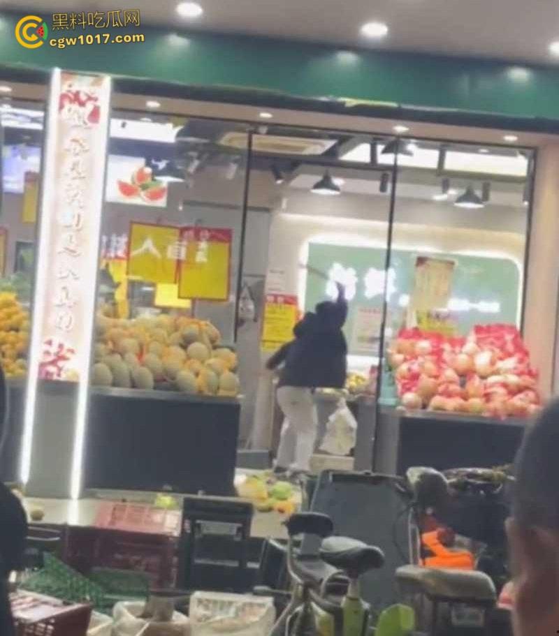 杭州乔司街道水果店,男子因老板拖欠数月工资,生活彻底陷入绝境,压力爆发打砸水果店混乱!-3