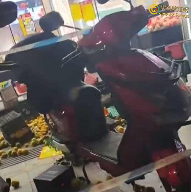 杭州乔司街道水果店,男子因老板拖欠数月工资,生活彻底陷入绝境,压力爆发打砸水果店混乱!-6