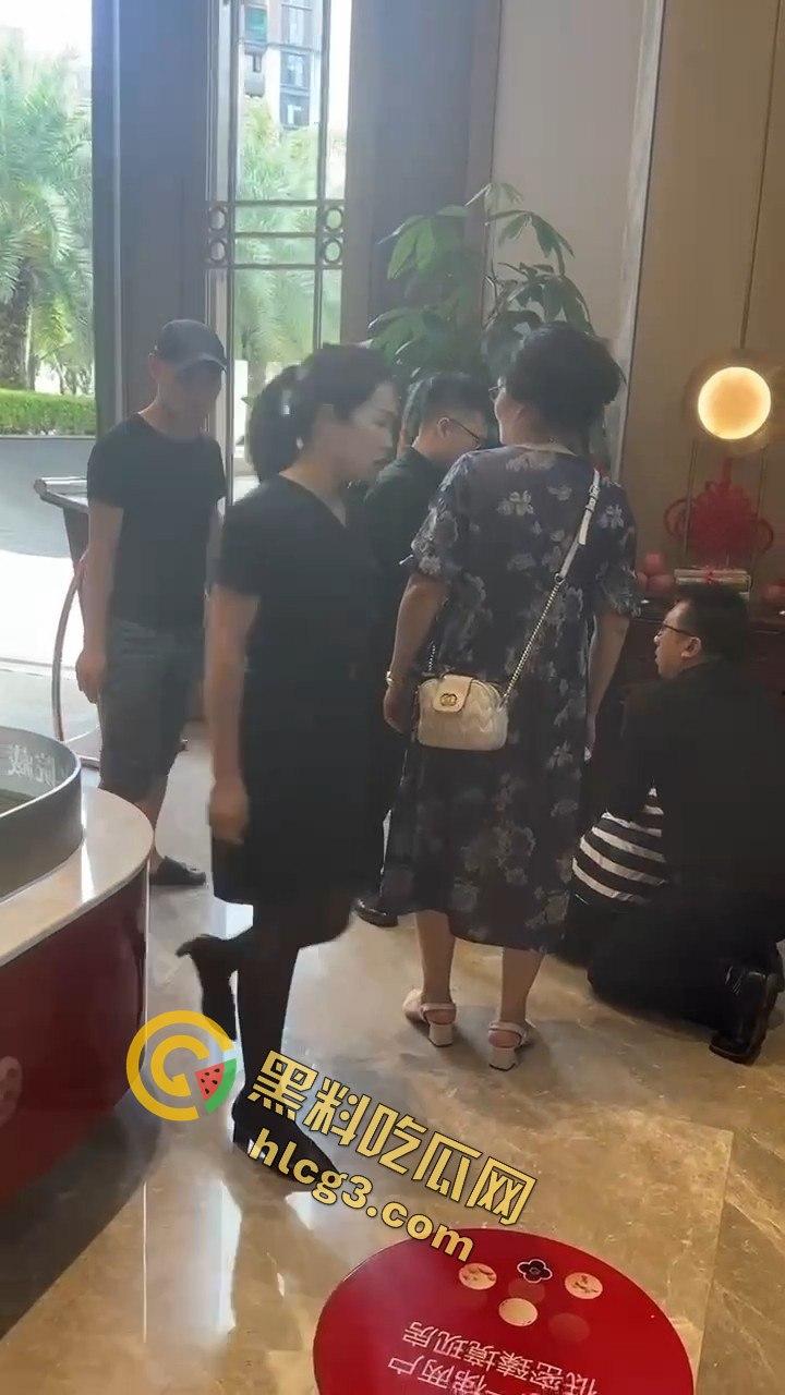 业主维权和黑丝女销售发生冲突，黑丝女销售一个鞭腿把业主踢飞-7