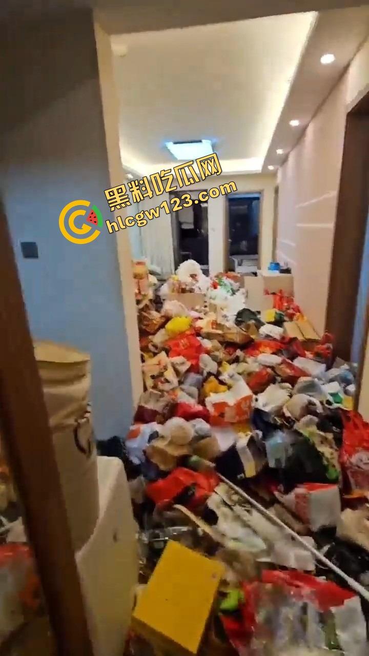 仙女撤退不带走一片云彩，丝袜满地开花，蟑螂拖家带口，这是租房？还是考古挖掘人类退化遗迹？-12