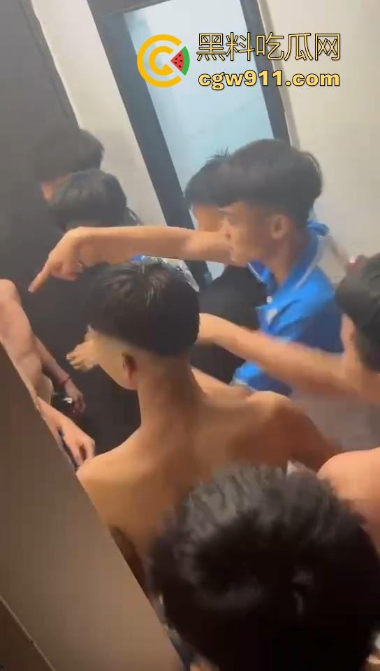 某职业学校宿舍爆发大型战斗，现场极其混乱，都是精神小伙拳拳到肉，感觉不到疼痛，堪称少林十八铜人！-4