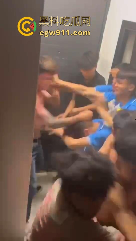 某职业学校宿舍爆发大型战斗，现场极其混乱，都是精神小伙拳拳到肉，感觉不到疼痛，堪称少林十八铜人！-7