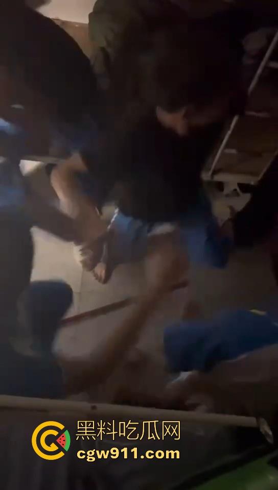 某职业学校宿舍爆发大型战斗，现场极其混乱，都是精神小伙拳拳到肉，感觉不到疼痛，堪称少林十八铜人！-11