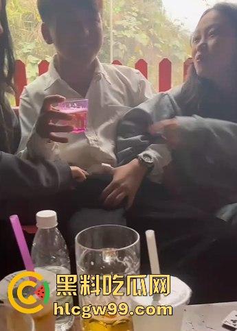 两小仙女在餐桌上抢着摸男人鸡巴,当众掏出鸡巴撸管,正所谓旱的旱死,涝的涝死。-4