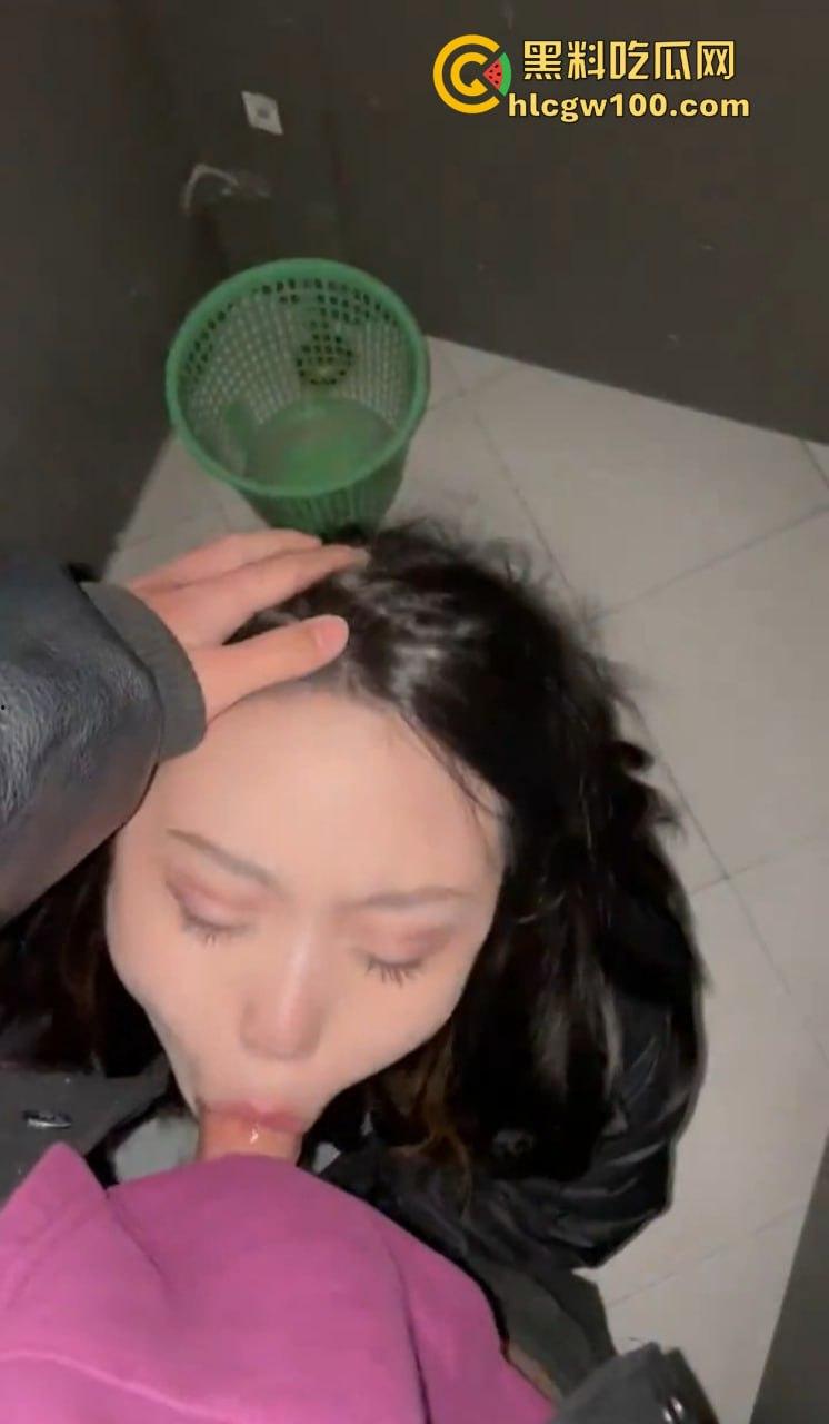 杭州骚鸡【梁婉清】团建骚操作曝光！厕所里给同事老哥舔得嗷嗷叫，口活好到差点直接喷出来，这货简直母狗级别！-5