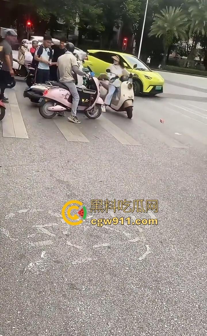 你的外卖正在撞击学生！路怒症外卖员跟骂人学生吵架，外卖心底不服直接掉头撞了上去，学生眼神一下就清澈了！-9