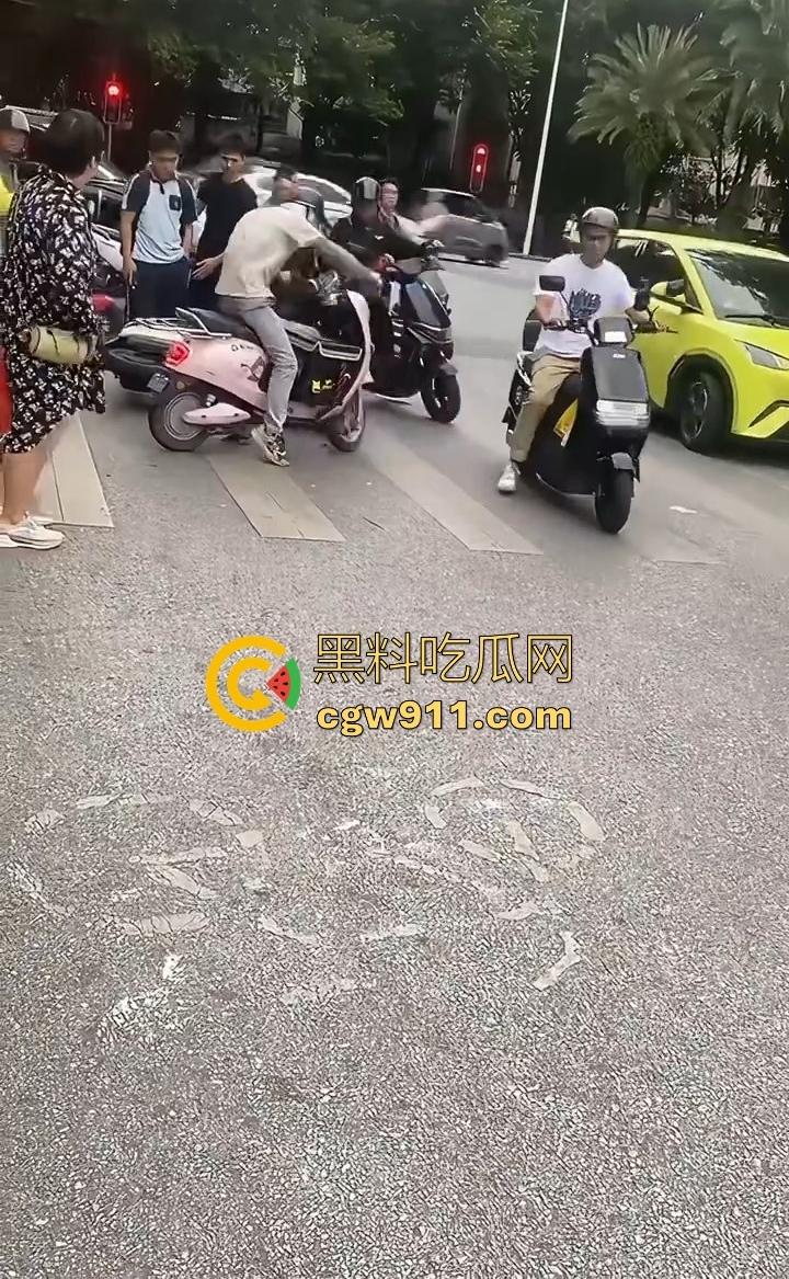 你的外卖正在撞击学生！路怒症外卖员跟骂人学生吵架，外卖心底不服直接掉头撞了上去，学生眼神一下就清澈了！-10