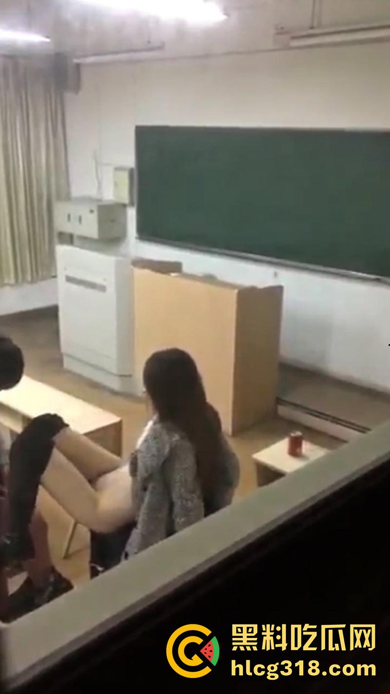 浙江大学美女助教，教室偷情眼镜学生，据说小伙妈妈是学校教授，不过这妹子身材是真赞啊！-2