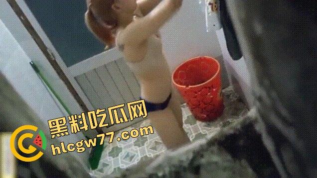 贵在真实!厕所小窗偷拍民宿骚女洗逼日常,扎马步冲穴香得要命,连男的都拍,哥们也忍不住摸镜头!-2