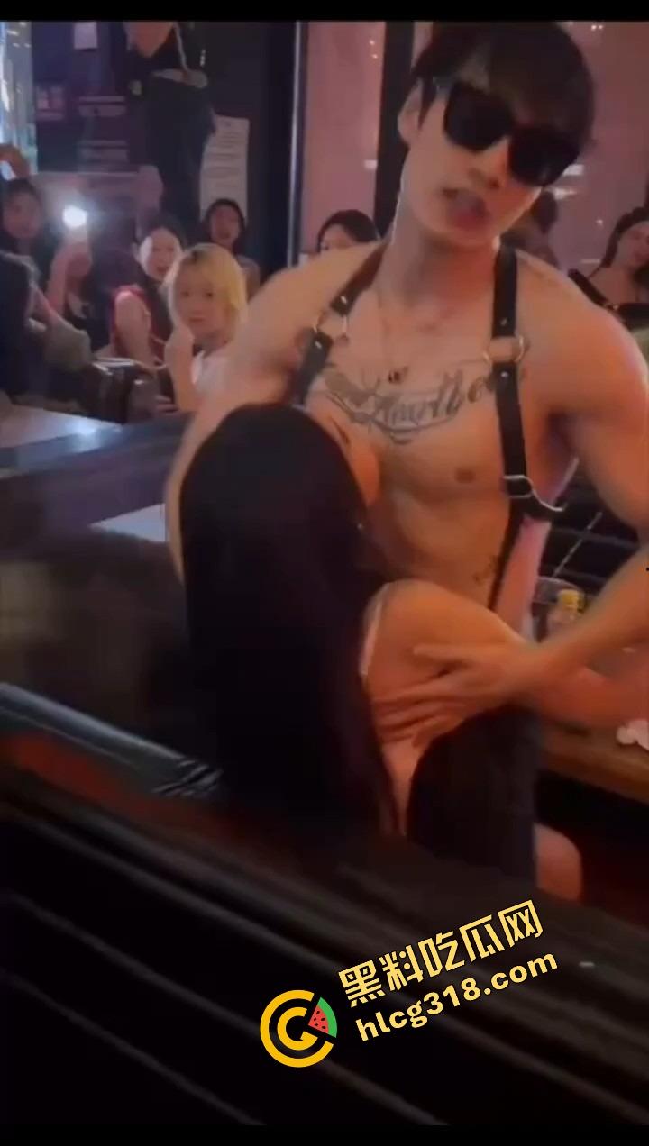 郑州富婆少妇姐姐酒吧寻刺激，男模半裸陪玩，骑在姐姐身上疯狂摇，湿得估计都流沙了！-1