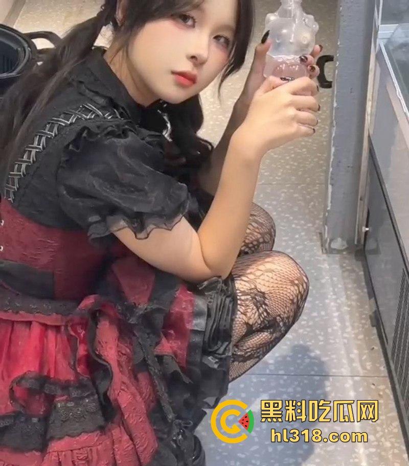 广州JK嫩妹【李诗诗】趁父母出门带游戏中CP回家做爱，无套爆操白虎馒头穴，堪称极品！-11