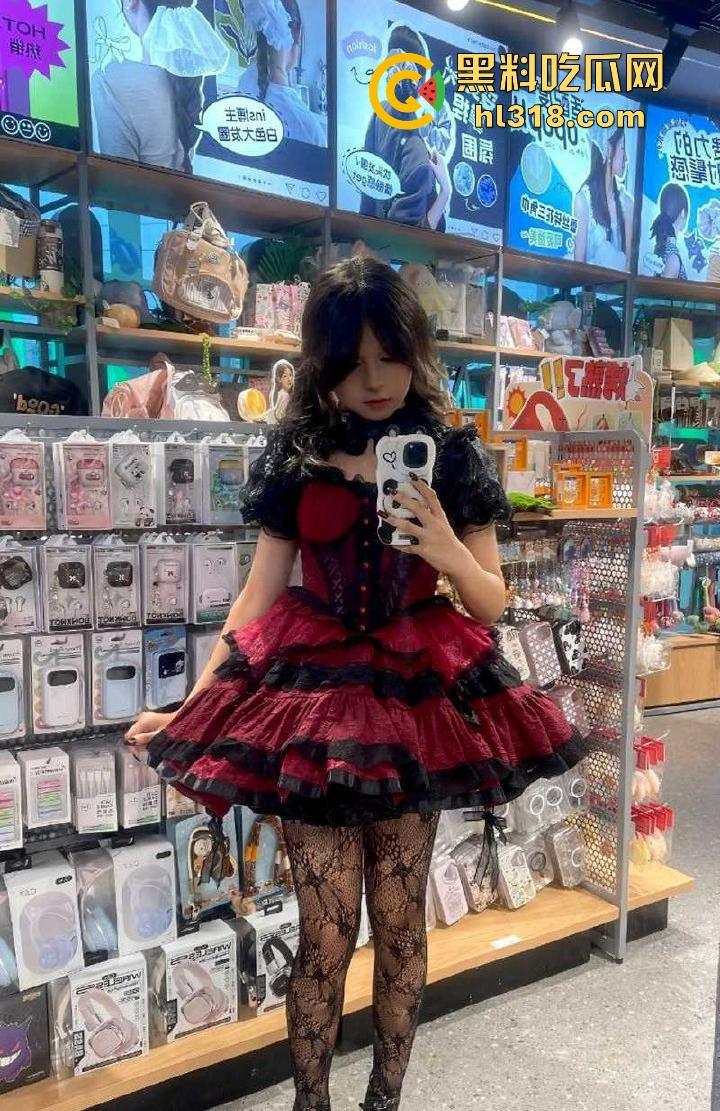 广州JK嫩妹【李诗诗】趁父母出门带游戏中CP回家做爱，无套爆操白虎馒头穴，堪称极品！-13